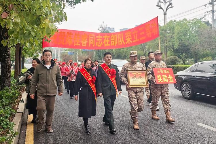 贵州省福泉市:喜报送上门 荣光耀家人