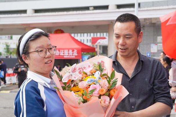 鲜花相拥爱意满 落笔从容赴新程——福泉市2026年全国普通高考圆满结束